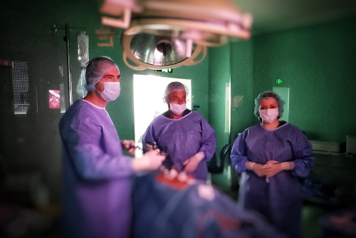 С една миниинвазивна операция хирурзи от МС „Здраве“ отстраниха два медицински проблема