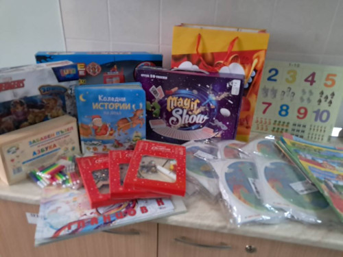 Деца от ДГ „Калина Малина“ в Пазарджик с подаръци за малките пациенти на МС „Здраве“